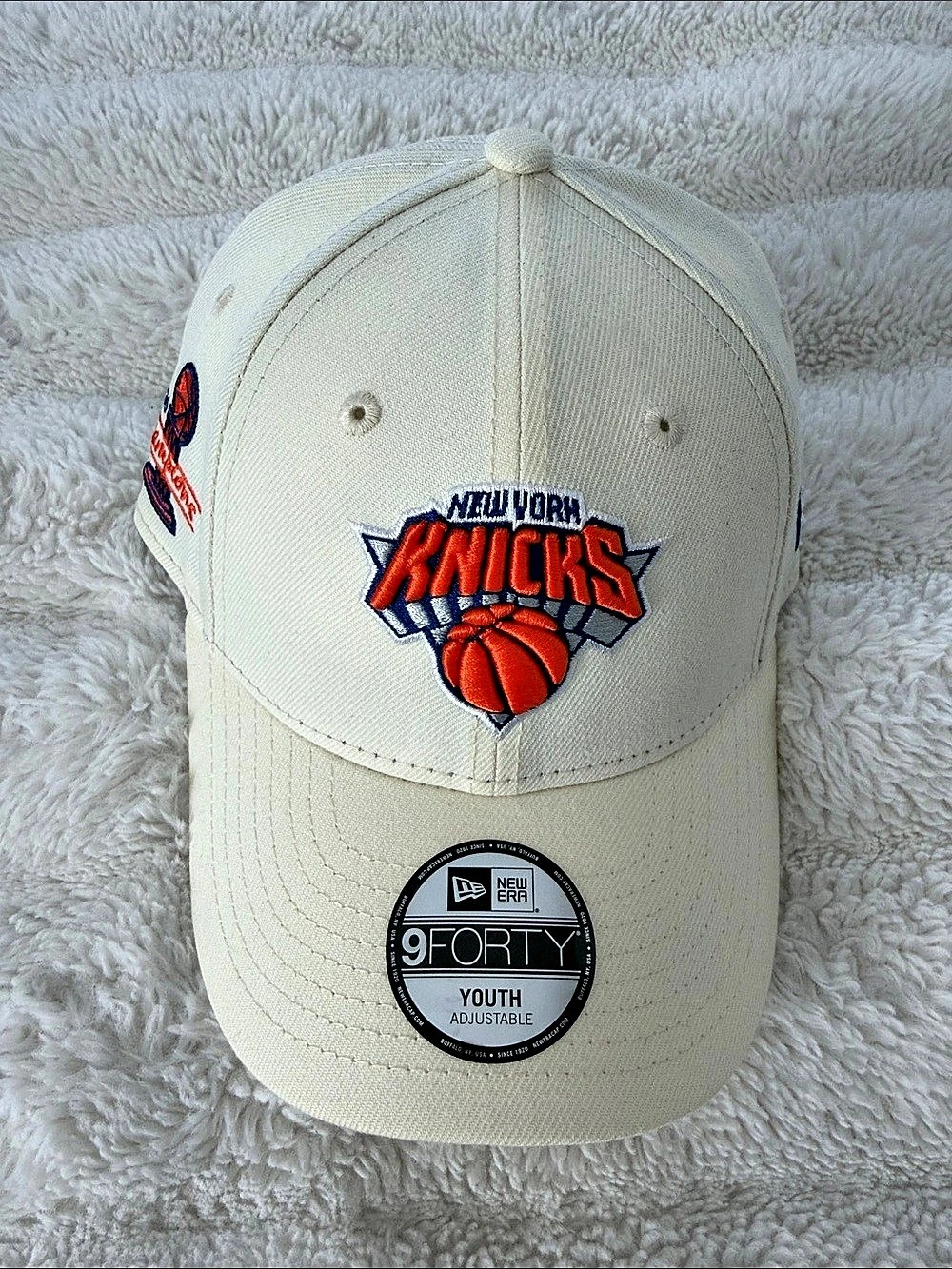 New Era New York Knicks 2025-26 Champions 9FORTY cap Youth Adjustable Cream NEW